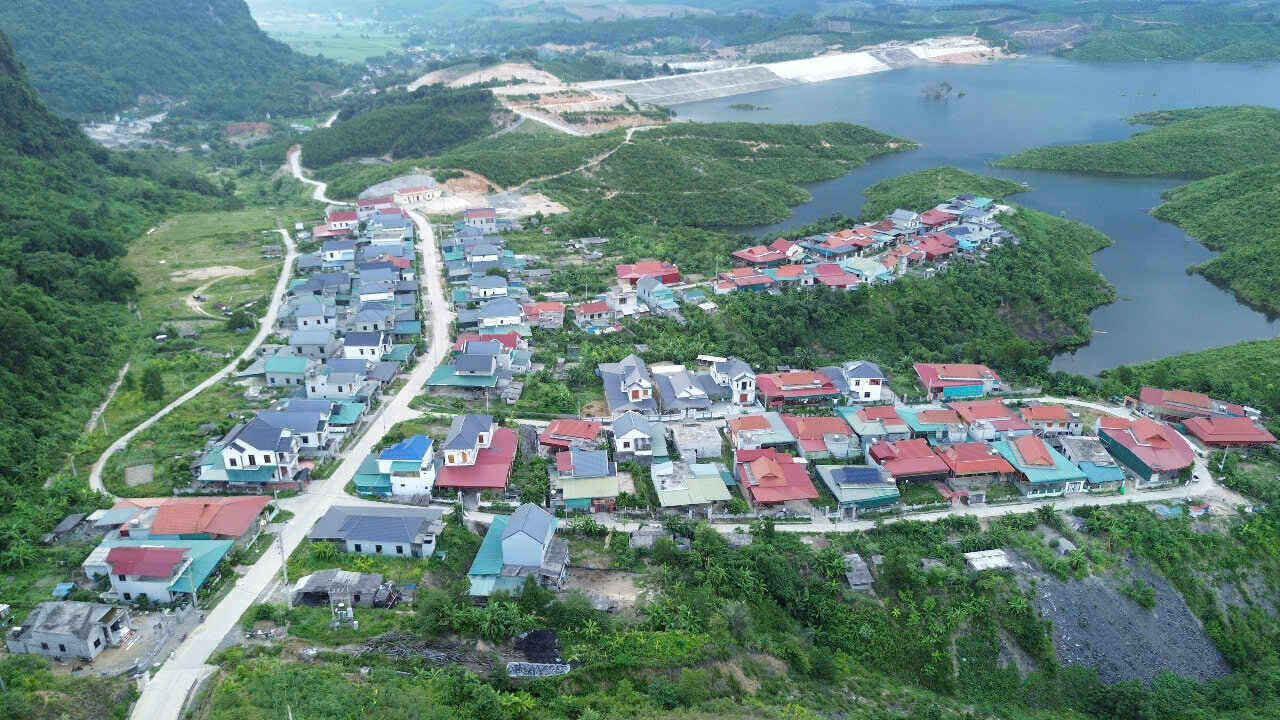 Ngoai cap nuoc cho 90km² dat nong nghiep va cong nghiep, ho con giup dieu tiet lu, duy tri dong chay mua kho, phat trien nuoi trong thuy san, du lich sinh thai. Anh: Dang Tinh