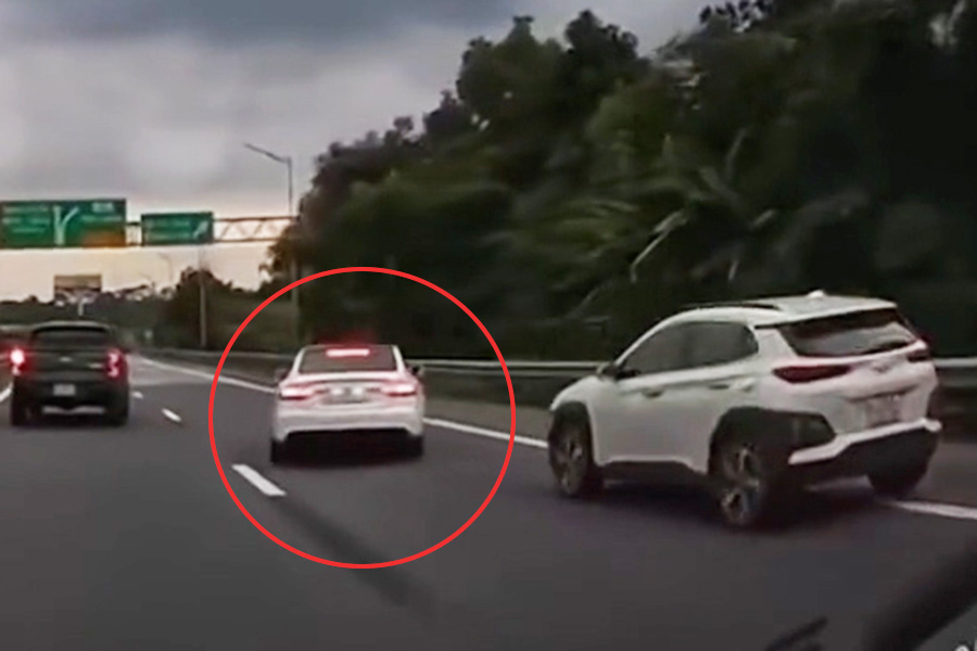 고속도로에서 다른 차량을 들이받는 자동차 경찰은 마약 양성 반응을 보인 운전자 발견