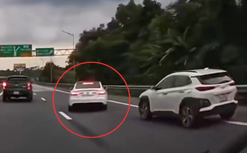 Car squeezes another car on the highway, police discover driver positive for drugs