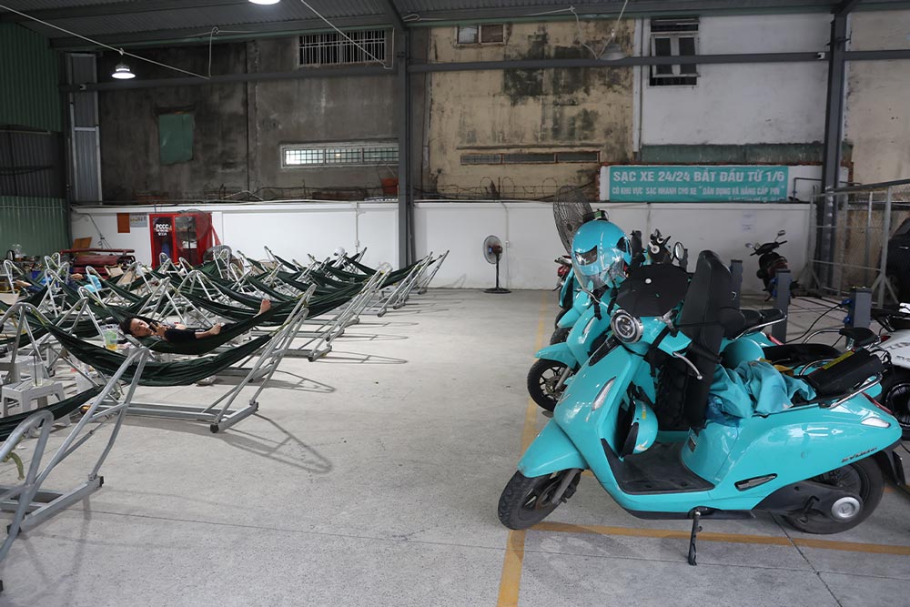 Les chauffeurs de technologie de Ho Chi Minh-Ville sont ravis du modele qui permet de charger des voitures electriques tout en buvant du cafe