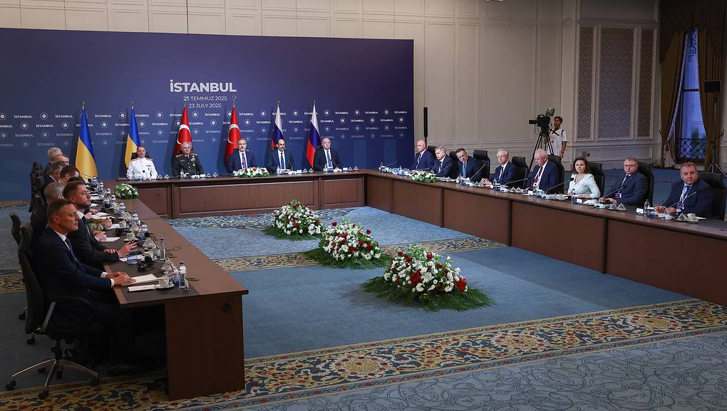 2025년 7월 23일 이스탄불 브리지 터키 브리지에서 열린 러시아와 우크라이나 간의 협상 장면. 사진: TASS