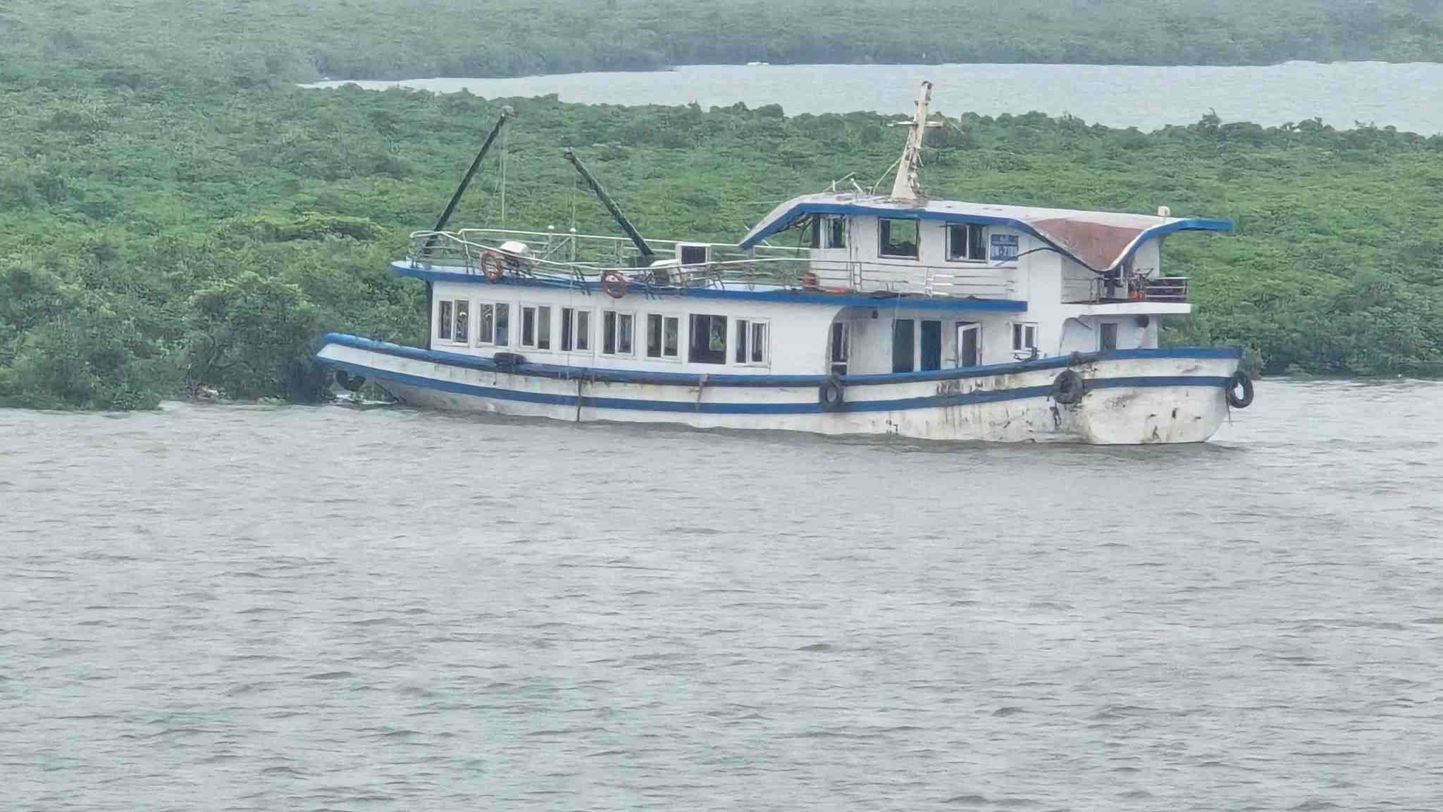 Tau Vinh Xanh 58 da duoc di doi ve khu vuc Nha may Dong tau Ha Long. Anh: Ngoc Duy