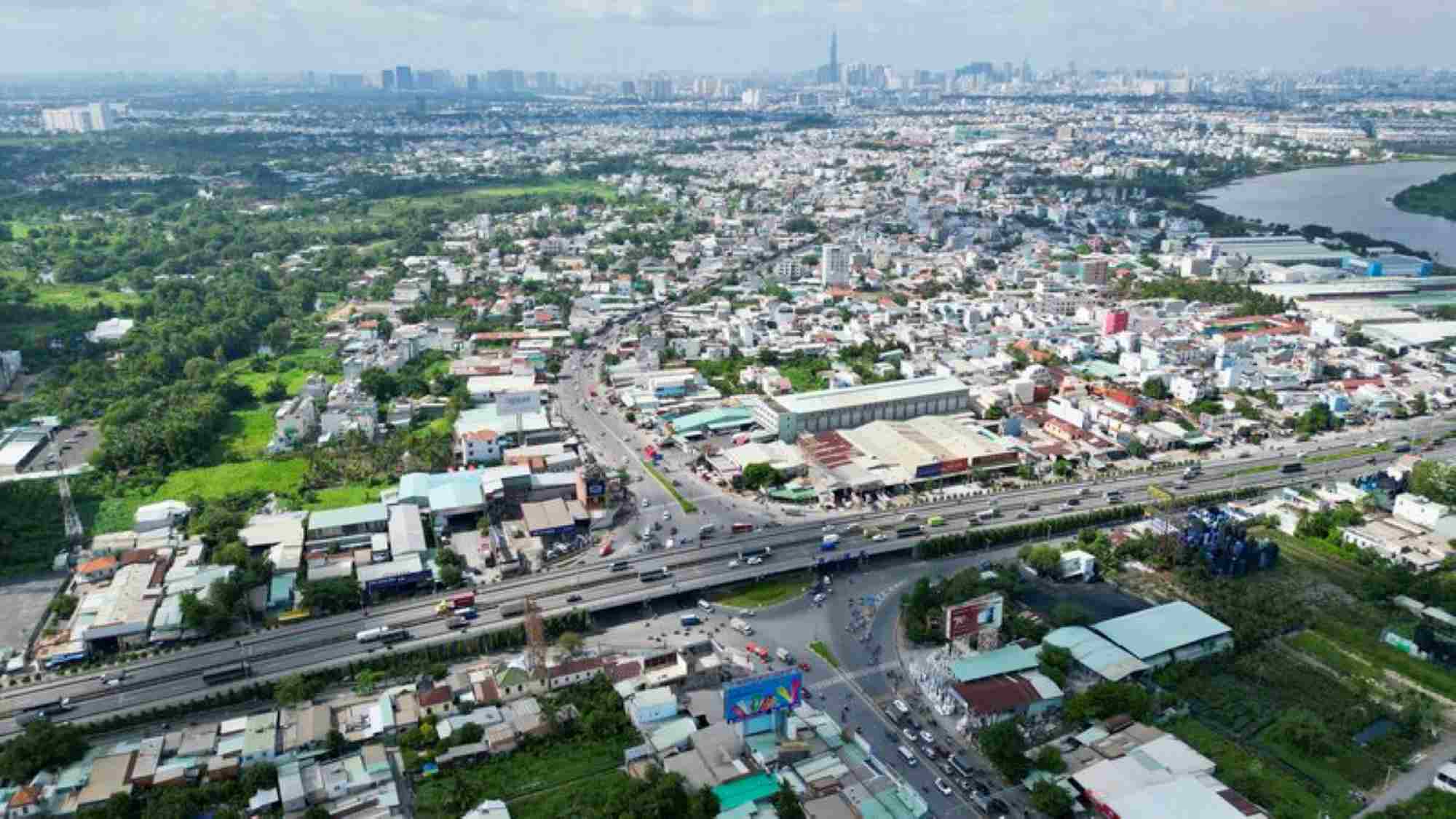 Ho Chi Minh-Ville depense plus de 14 000 milliards de dongs pour indemniser soutenir et reinstaller la mise en œuvre du projet d'elargissement de la route nationale 13 a 60 m. Photo : Minh Quan