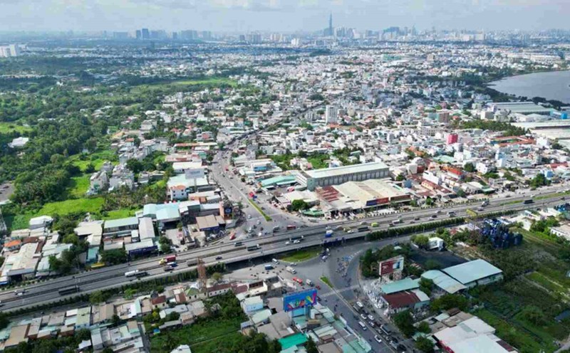 Ho Chi Minh City spends more than VND14,000 billion in compensation, support and resettlement to implement the project to expand National Highway 13 to 60m. Photo: Minh Quan