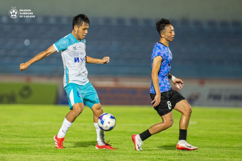 Chau Ngoc Quang (phai) la tan binh dang chu y cua Ninh Binh FC. Anh: DNFC