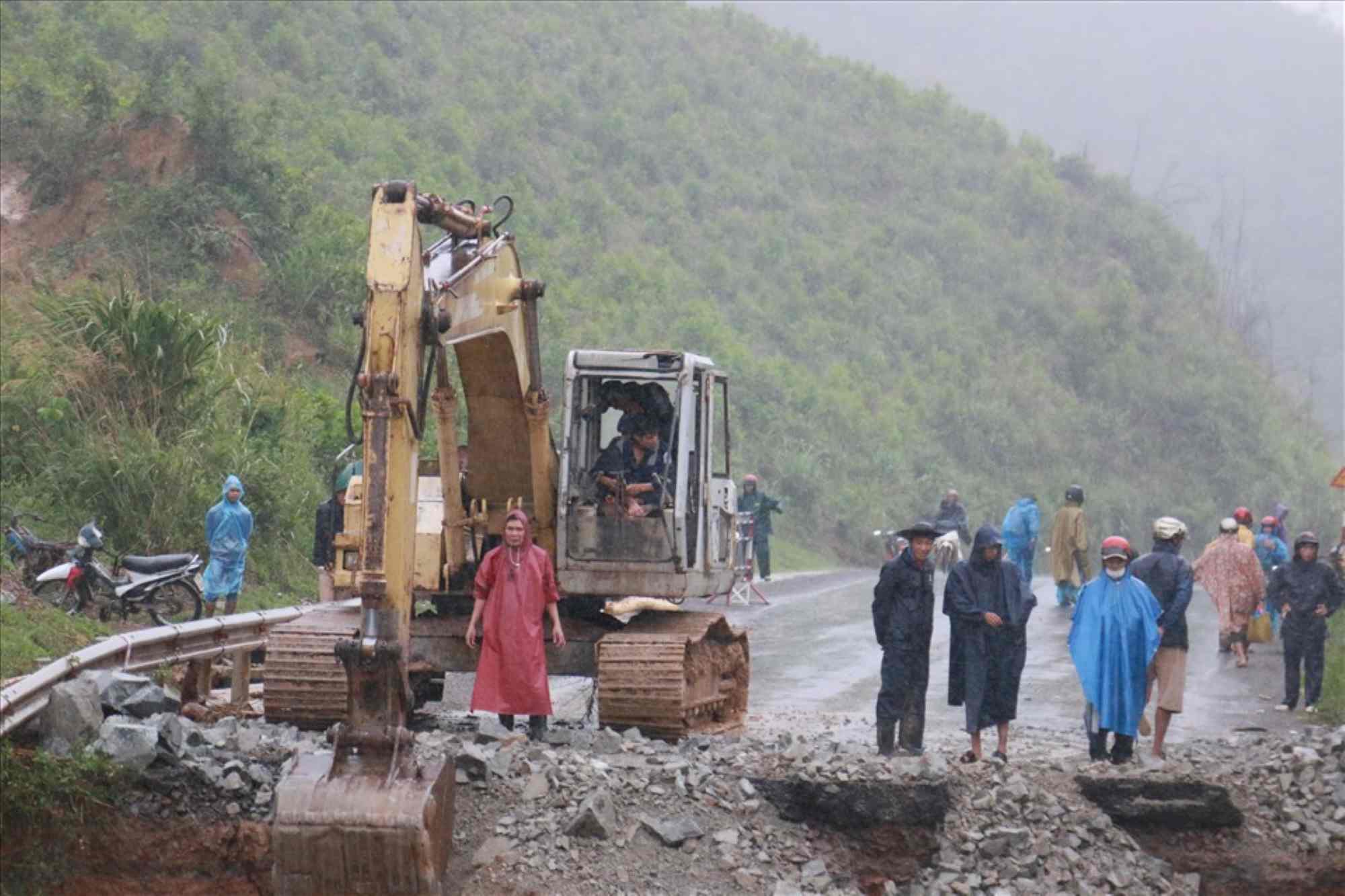De nombreuses routes nationales a Dak Lak presentent de nombreux points potentiels de risque de glissements de terrain qui coupent la circulation pendant la saison des pluies et des tempetes. Photo : Bao Trung