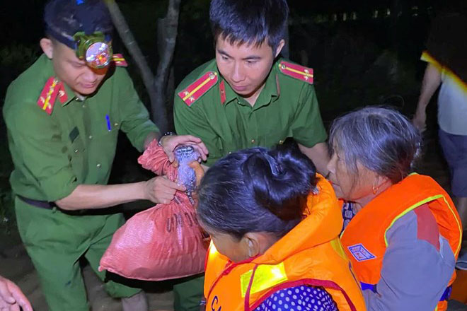 Les forces de l'ordre de la commune de Nhan Hoa evacuent les habitants dans la nuit. Photo : Police de la commune de Nhan Hoa