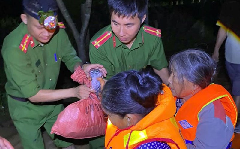 The authorities of Nhan Hoa commune evacuated people at night. Photo: Nhan Hoa Commune Police