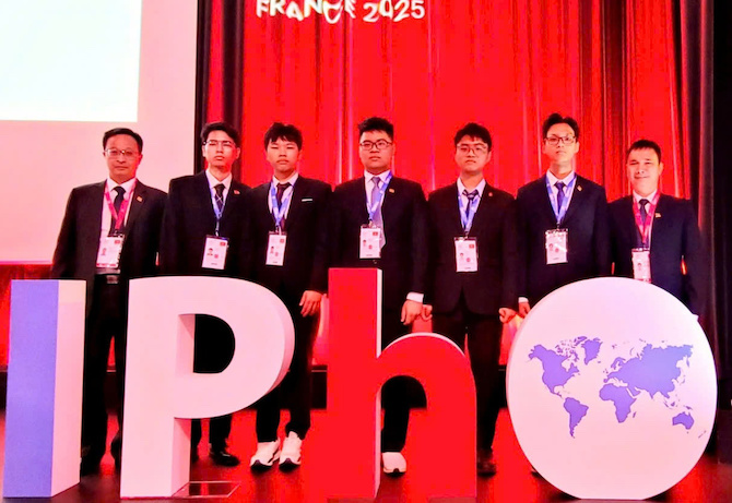 Doi tuyen IPhO 2025 (tu trai sang phai): PGS.TS Dang Duc Vuong, Pho Truong doan; em Nguyen Cong Vinh, em Nguyen The Quan, em Truong Duc Dung, em Ly Ba Khoi, em Tran Le Thien Nhan, PGS.TS Do Danh Bich, Truong doan. Anh: Bo GDDT