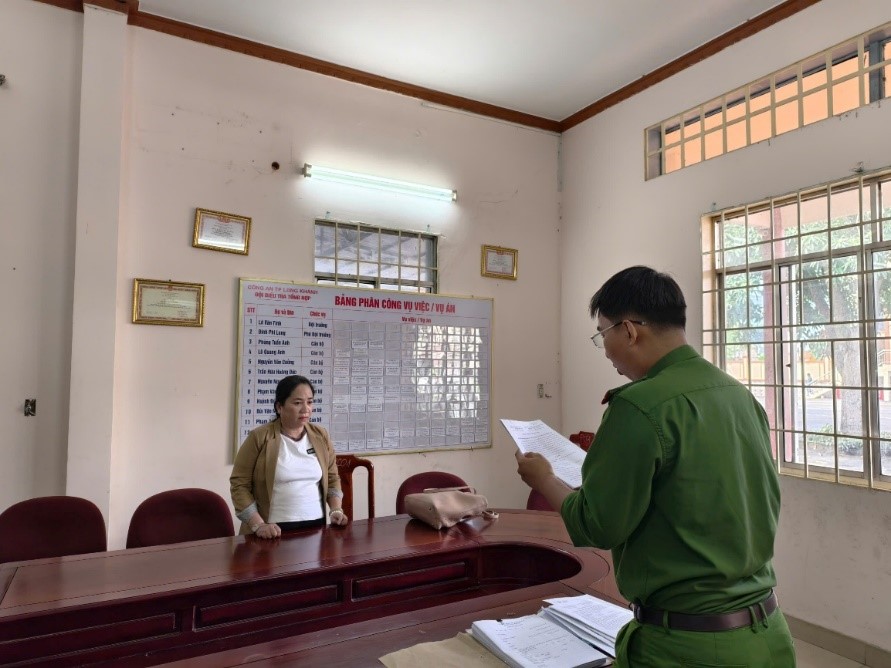 Cơ quan điều tra thi hành lệnh bắt đối với Lê Thị Mai Trinh. Ảnh: Công an tỉnh Đồng Nai
