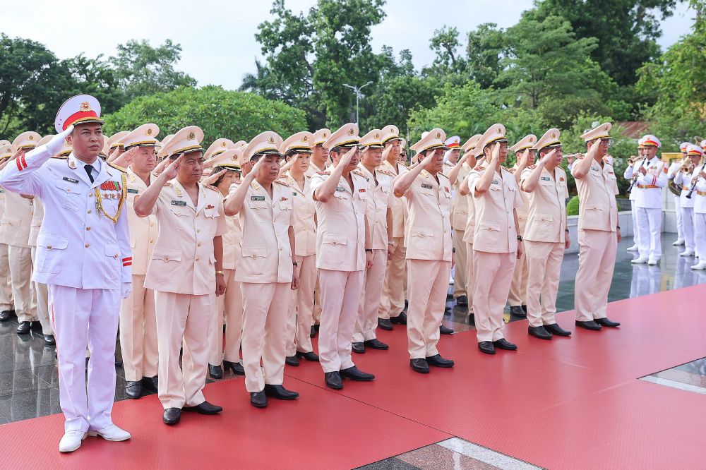 Doan dai bieu Dang uy Cong an Trung uong va Bo Cong an tuong niem cac Anh hung liet si. Anh: Hai Nguyen