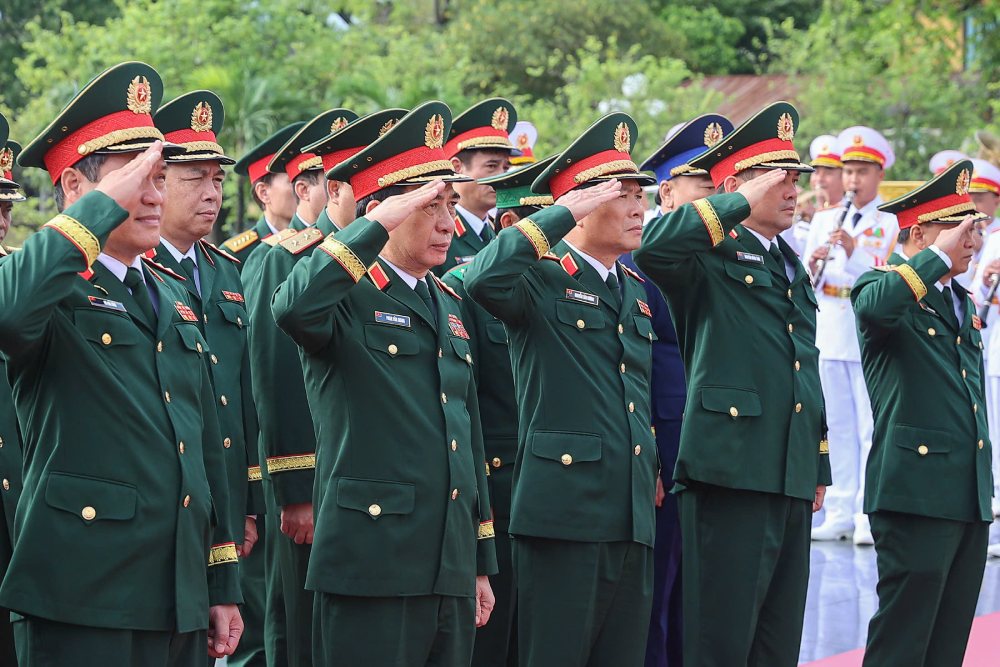 Doan dai bieu Quan uy Trung uong va Bo Quoc phong tuong niem tai Dai tuong niem cac Anh hung liet si. Anh: Hai Nguyen