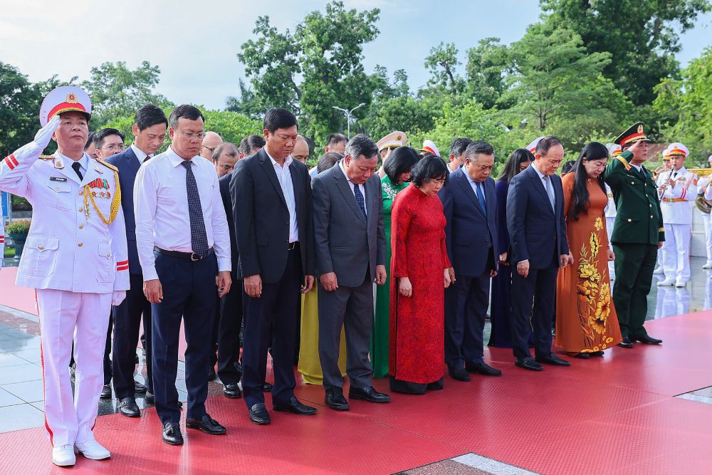 Doan dai bieu Thanh uy, HDND, UBND thanh pho Ha Noi tuong niem cac Anh hung liet si. Anh: Hai Nguyen