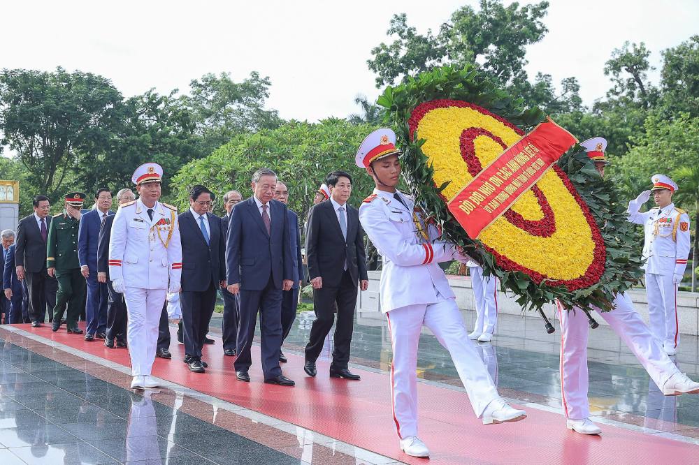 Cac lanh dao, nguyen lanh dao Dang, Nha nuoc, Mat tran To quoc Viet Nam dat vong hoa tai Dai tuong niem cac Anh hung liet si. Anh: Hai Nguyen
