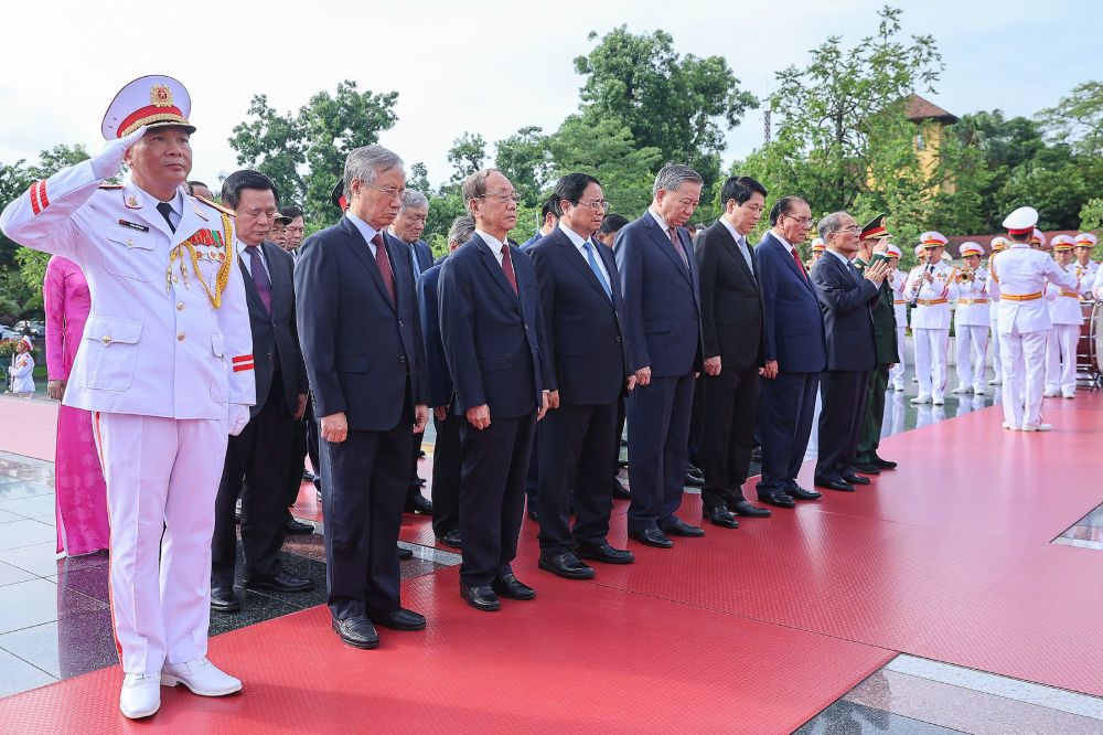 Le secretaire general To Lam et les dirigeants et anciens dirigeants du Parti de l'Etat et du Front de la Patrie du Vietnam sont venus poser des cercueils de fleurs et offrir de l'encens au memorial des heros martyrs. Photo : Hai Nguyen
