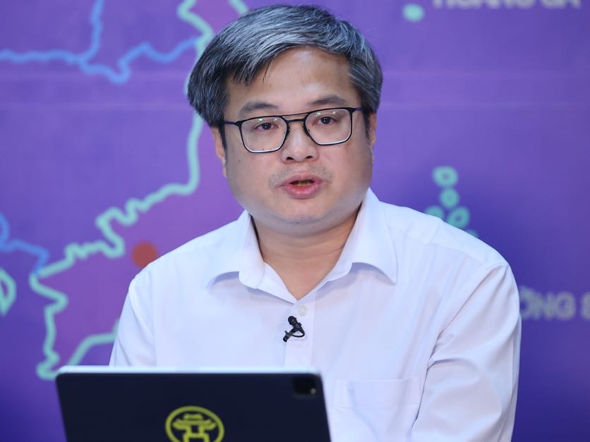 Pho Chu tich UBND TP Ha Noi Truong Viet Dung thong tin ve ket qua 3 tuan van hanh chinh quyen dia phuong 2 cap. Anh: VGP