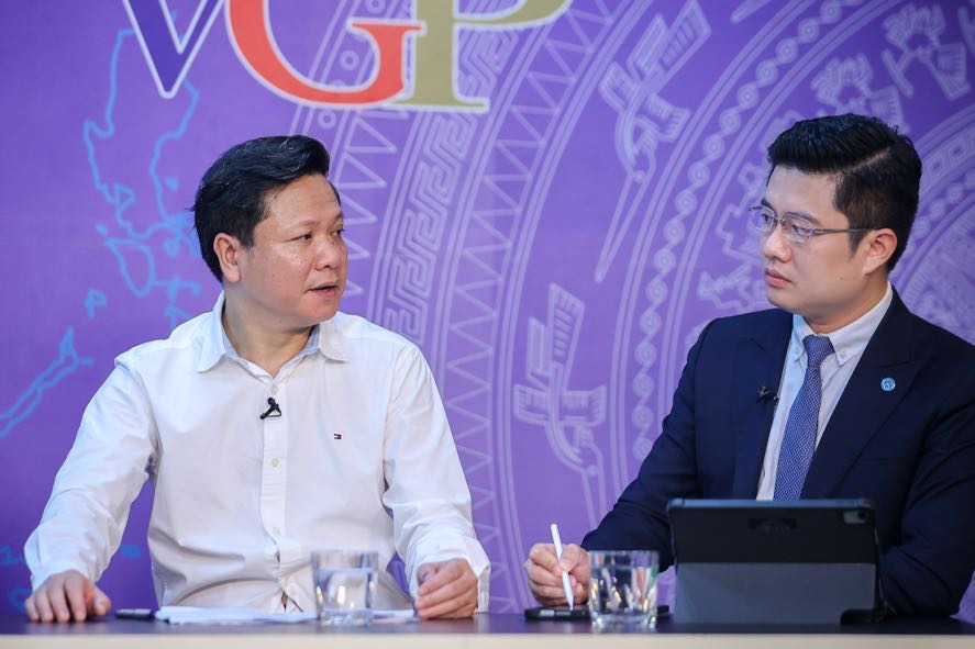 Mr. Phan Trung Tuan, Director of the Department of Local Government, Ministry of Home Affairs (left) said that communes across the country have established specialized agencies and Public Administration Centers. Photo: VGP