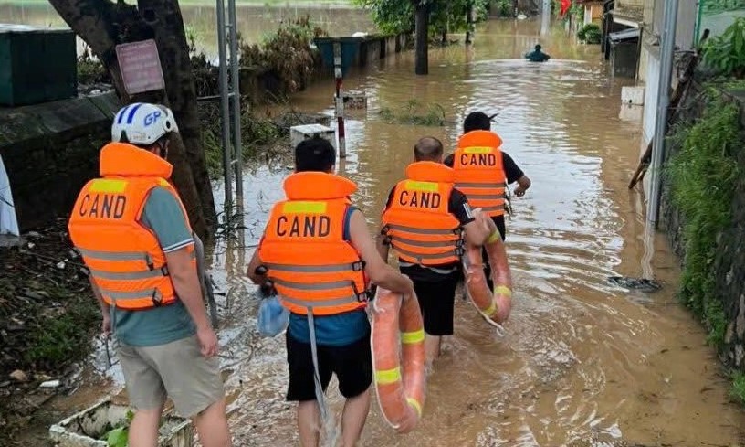 Les forces de l'ordre ont traverse l'eau pour acceder a la zone profondement inondee et ont aide les habitants a evacuer vers des lieux sûrs. Photo : Police de Phu Tho