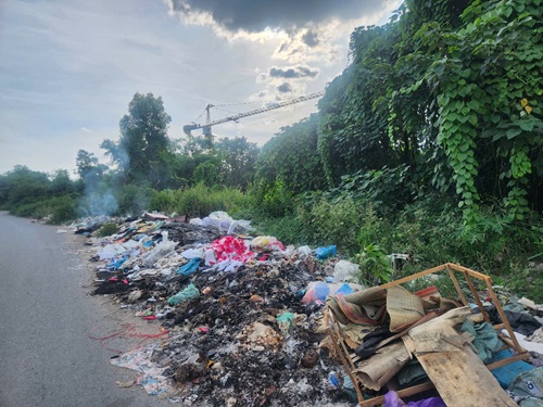 Tái diễn tình trạng đổ trộm rác thải tại một số tuyến đường của Hà Nội. Ảnh: Minh Hạnh 