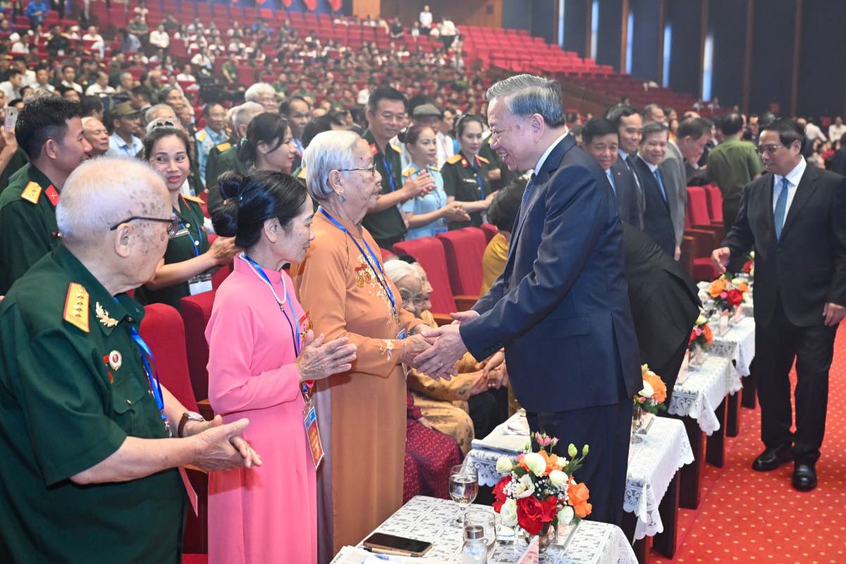 Tong Bi thu To Lam cung lanh dao Dang, Nha nuoc du cuoc gap mat toan quoc nguoi co cong va nhan chung lich su tieu bieu. 