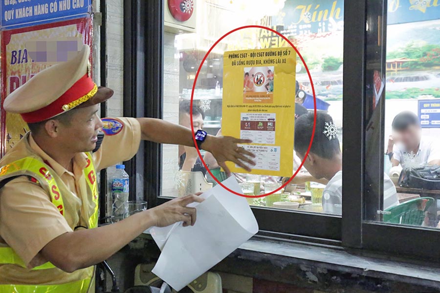 음주 운전 위반 단속에 있어 금지 구역 없는 간주를 홍보하기 위해 맥주집에 들어간 교통 경찰