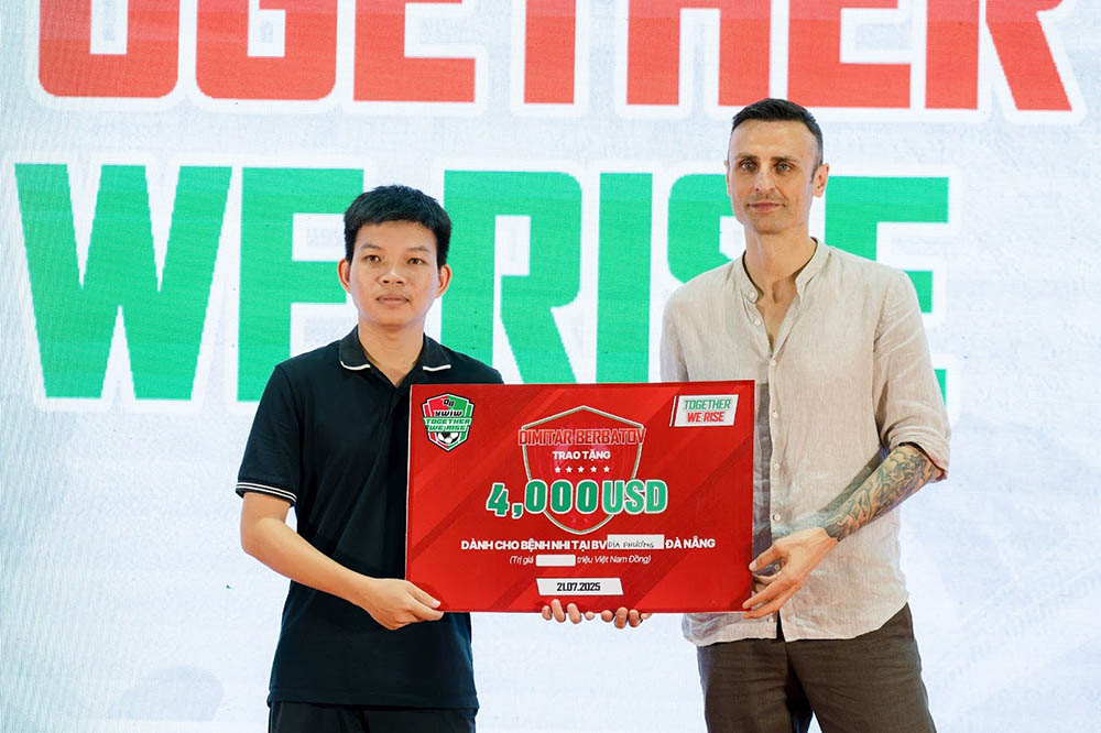 Former Man United player Dimitar Berbatov participated in a penalty shootout to raise funds, and fans donated 4,000 USD to support children in Da Nang. Photo: Son Pham