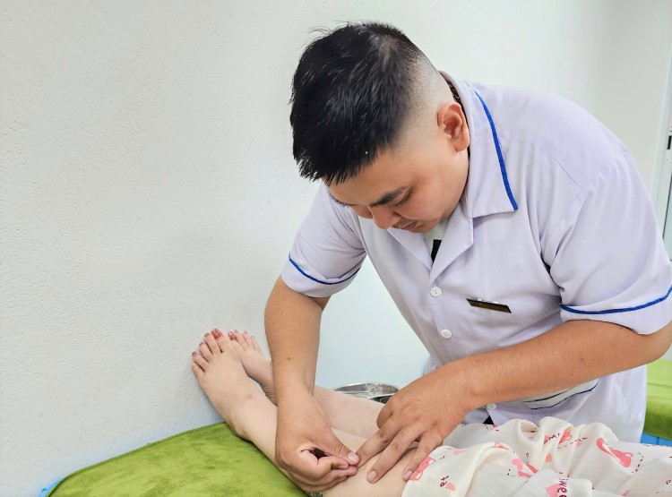 Benh nhan nu 20 tuoi bi yeu co, te bi chan do lam dung bong cuoi trong thoi gian dai duoc dieu tri bang cac phuong phap y hoc co truyen tai Benh vien 199 - Bo Cong an. Anh: Song Han