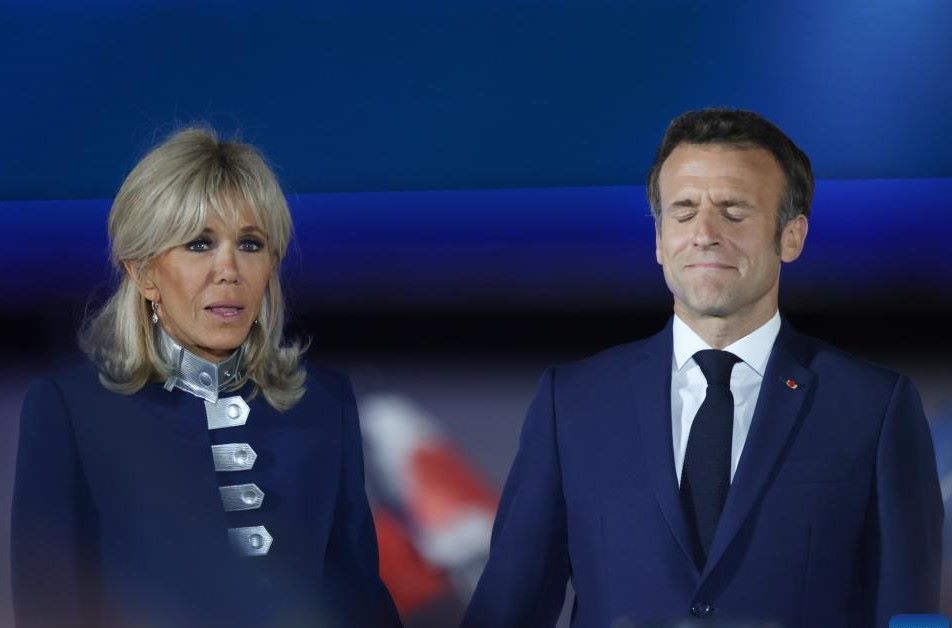 Tong thong Phap Emmanuel Macron va De nhat phu nhan Brigitte Macron tham du mot cuoc mit tinh sau vong bau cu tong thong vong hai tai Paris, Phap, ngay 24.4.2022. Anh: Xinhua