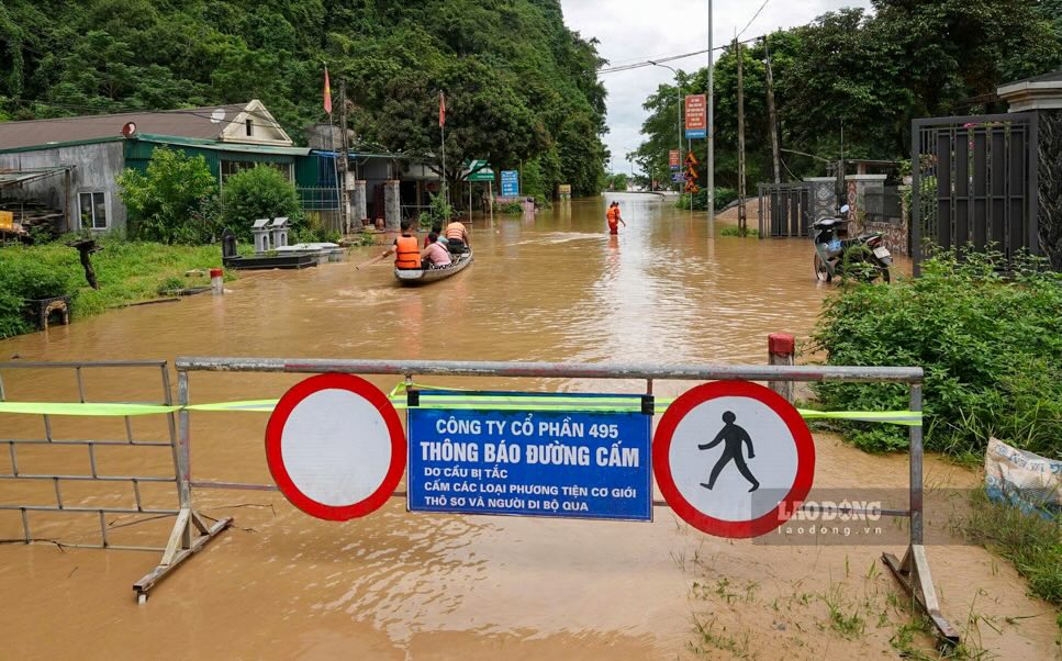 Co quan chuc nang thiet lap rao chan, khong cho nguoi dan, phuong tien qua lai de dam bao an toan. Anh: Tran Tuan