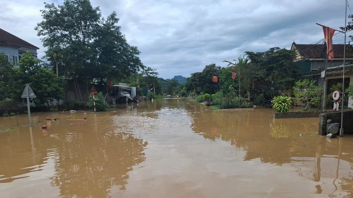 La route nationale 7 est toujours fortement inondee car les eaux de crue n'ont pas encore retire le tronçon traversant la commune de Nhan Hoa. Photo : Tran Tuan