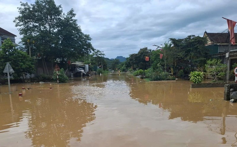 National Highway 7 is still heavily flooded because floodwaters have not receded through Nhan Hoa commune. Photo: Tran Tuan
