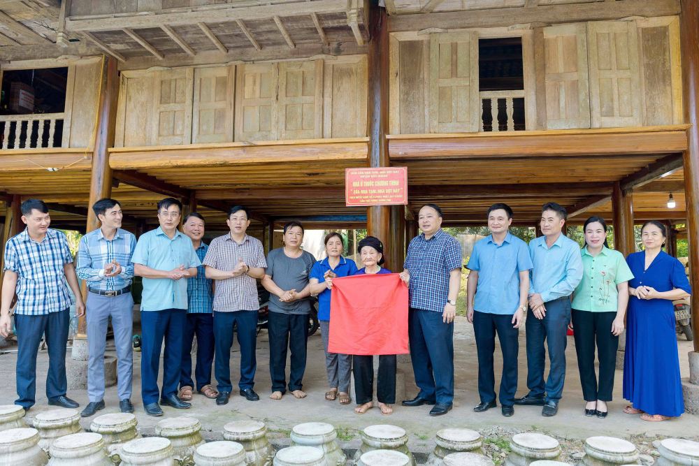 Chairman of Tuyen Quang Provincial People's Committee Phan Huy Ngoc inaugurated houses for meritorious households Hoang Thi To, Vinh Tuy commune under the program to eliminate temporary and dilapidated houses. Photo: VGP