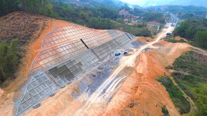 Entrepreneur pour la construction de la section Huu Nghi - Chi Lang Highway passant le district de Chi Lang, Province de Lang Son. Photo: Khanh Linh