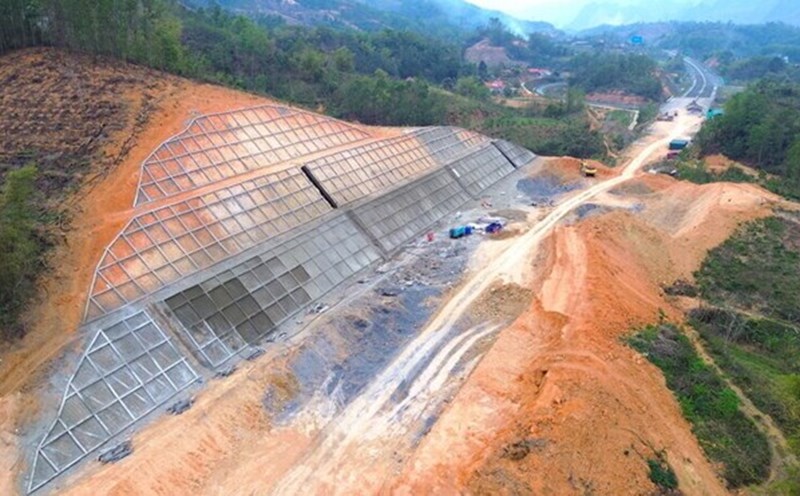Contractor of Huu Nghi - Chi Lang expressway section through Chi Lang district, Lang Son province. Photo: Khanh Linh