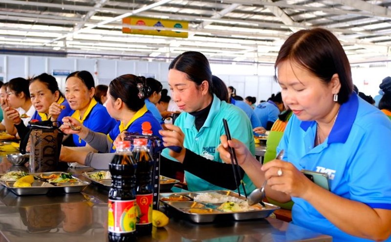 The Trade Union of TKG Taekwang Can Tho Co., Ltd. focuses on the quality of shift meals for workers. Photo: My Ly