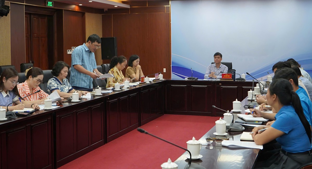 Dai dien Ban Cong tac Cong doan LDLD TP Hai Phong bao cao tinh hinh tu tuong cong nhan lao dong thanh pho. Ảnh: Mai Dung