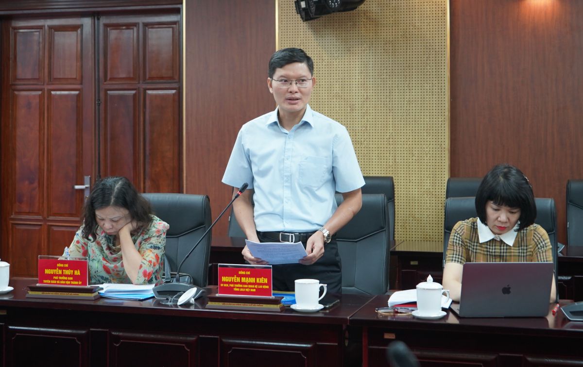 Dai dien Ban Tuyen giao Tong LDLD Viet Nam de nghi lam ro mot so mo hinh tuyen truyen CNVCLD tai Hai Phong. Ảnh: Mai Dung