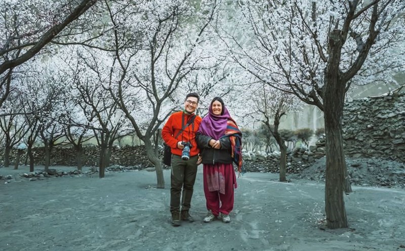 Spring under the canopy of white blooming flowers in Pakistan. Photo: Le Vu