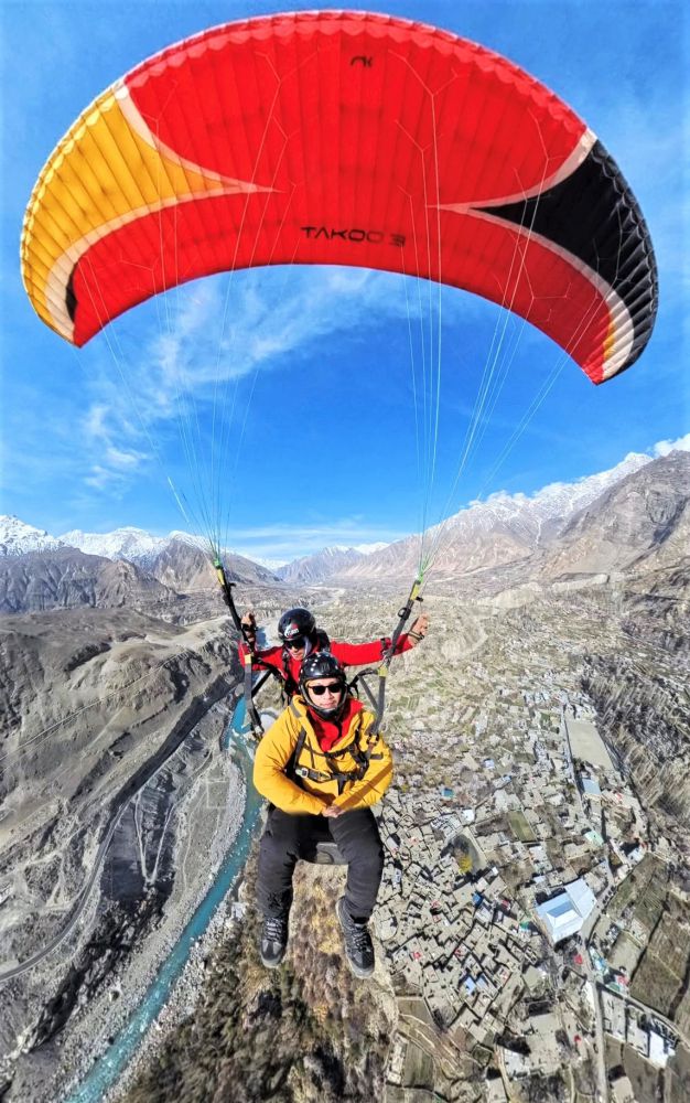 Bay du luon tren dong Hunza xanh biec. Anh: Le Vu