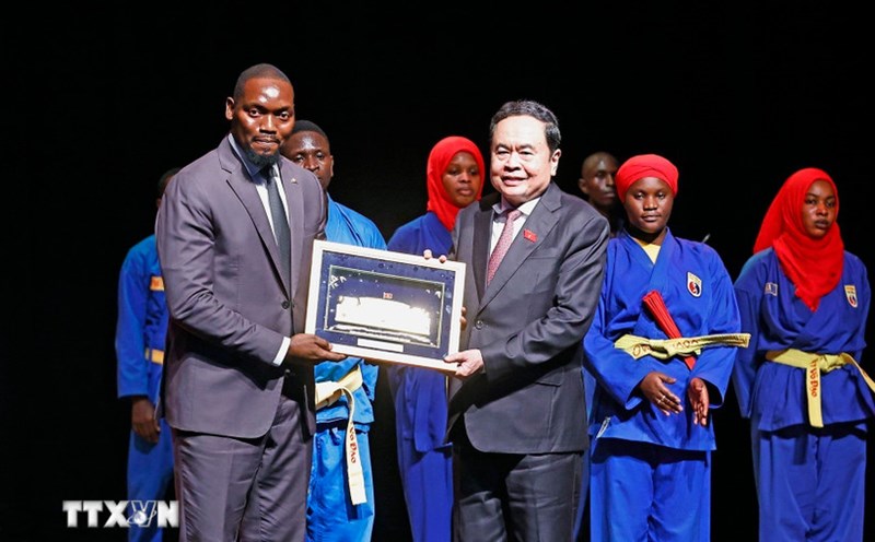 Politburo member and National Assembly Chairman Tran Thanh Man presented a souvenir to the Vovinam Sen Sen Sensible Federation. Photo: VNA