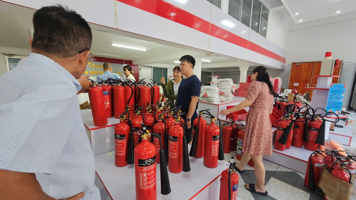 People are looking to buy fire protection equipment at fire protection equipment trading points in Ho Chi Minh City. Photo: Nhu Quynh