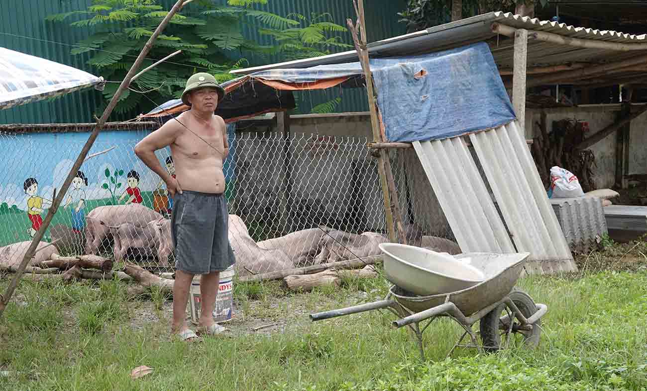 Nguoi dan dua lon len nhot tam tren Quoc lo 7 tai vi tri khong ngap de tranh lu. Anh: Tran Tuan.