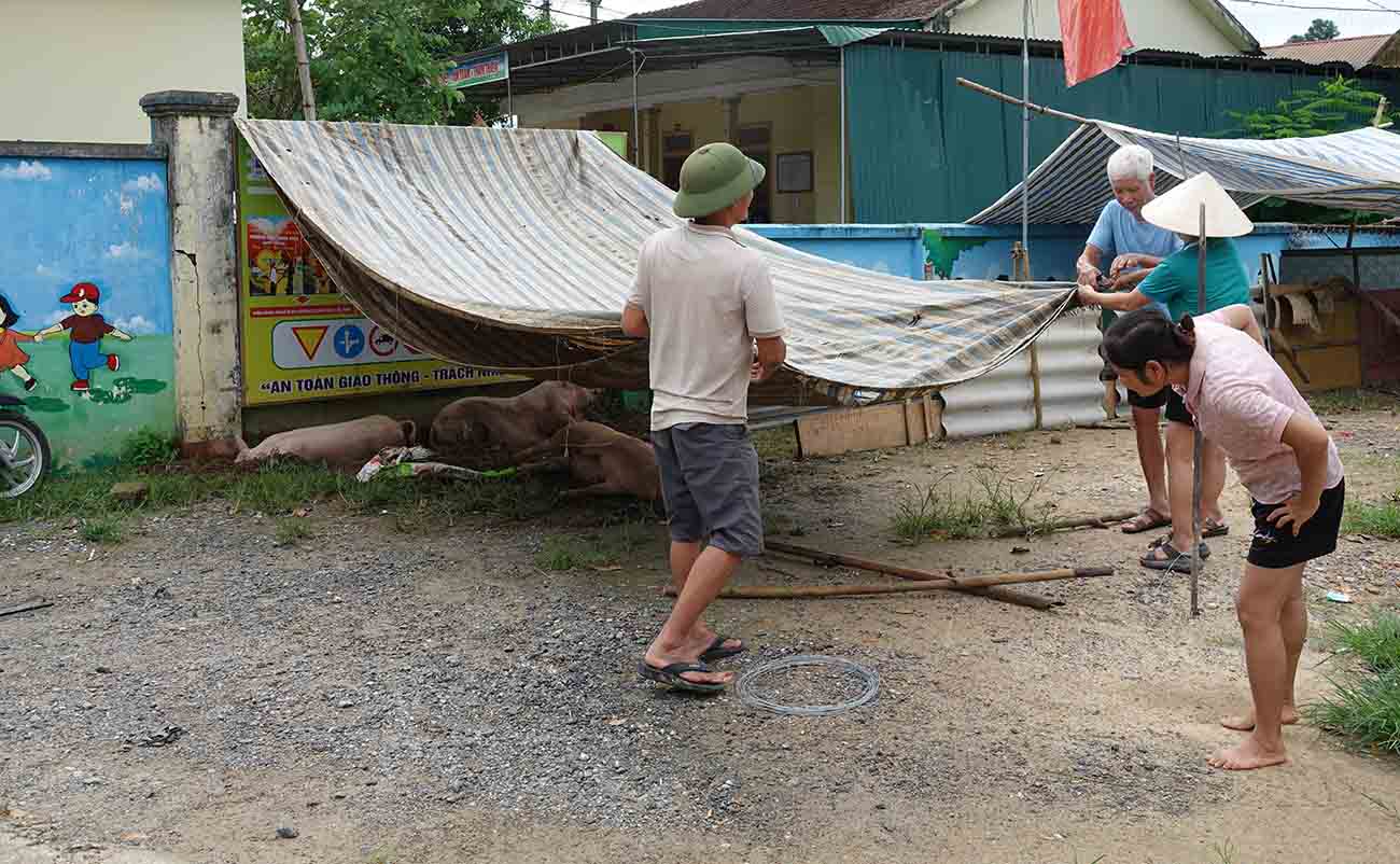 Che mua, nang cho lon nhot tam tranh lu tren Quoc lo 7. Anh: Tran Tuan.