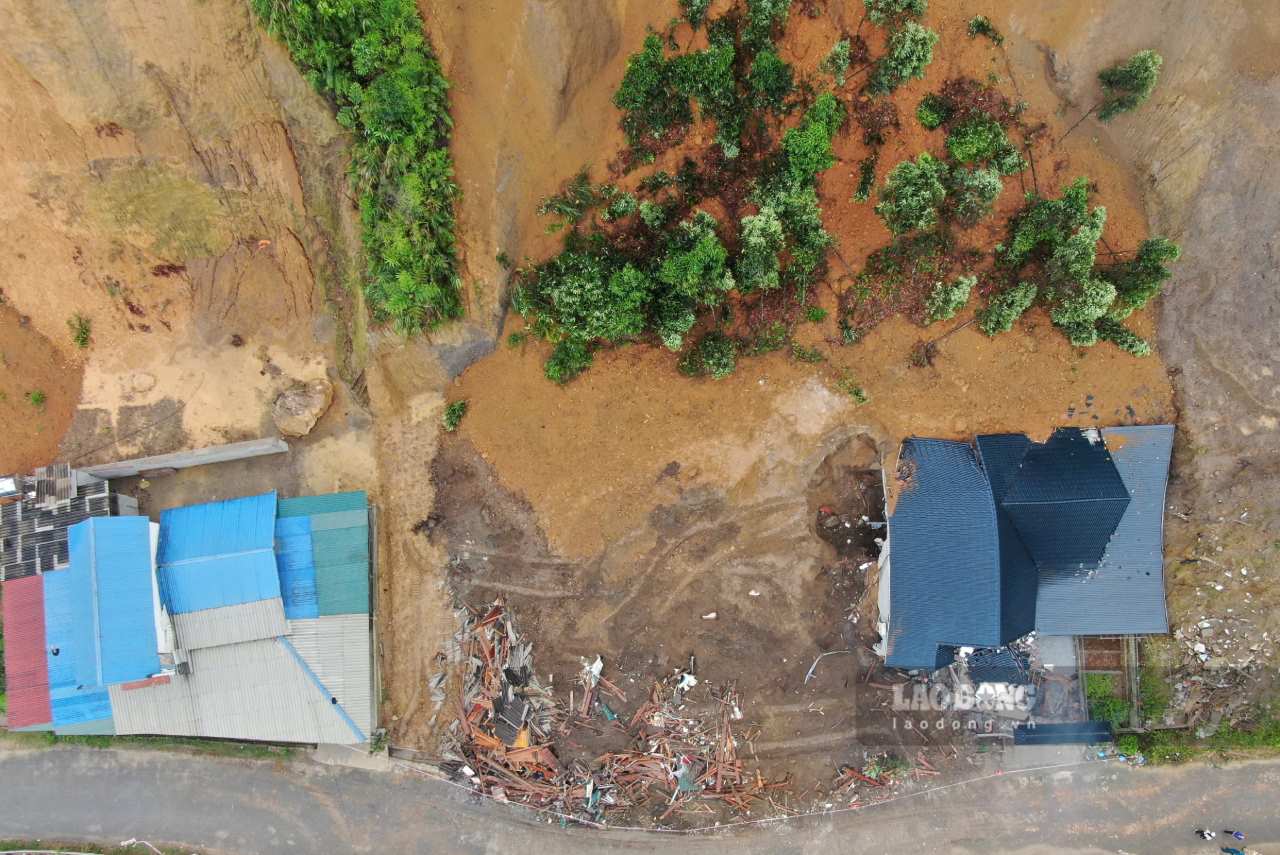 ラオスカイの大雨による鉄砲水や地滑りのリスクを警告し続けます。上記は、13.7の夕方の地すべりのシーンのイメージであり、ラオスカイ州Xuan Ai Communeで2人の死亡と3人の負傷者を引き起こしました。写真：Van Duc