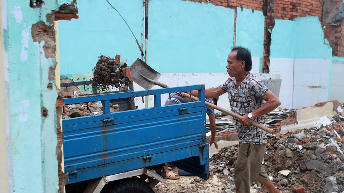 Les habitants demolissent precipitamment leurs maisons en attendant la renaissance du canal Doi a Ho Chi Minh-Ville. Photo : Minh Tam