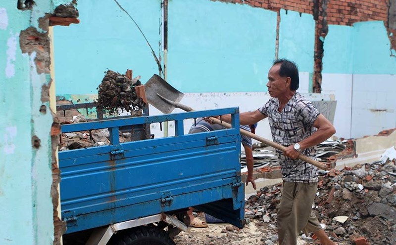 People are rushing to demolish their houses, waiting for the Doi Canal in Ho Chi Minh City to revive. Photo: Minh Tam
