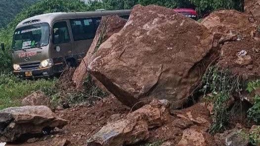 Scene de glissement de terrain avec de nombreux gros blocs de pierre tels que des autocars bloquant la route dans la commune de Duc Nhan. Photo : Fournie par les habitants
