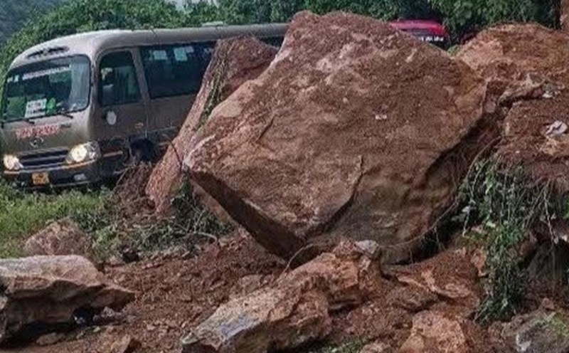 The scene of the landslide with many large rocks such as a passenger bus blocking the road in Duc Nhan commune. Photo: Provided by the people