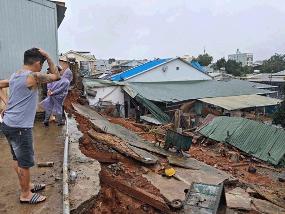 De fortes pluies et un sol faible ont provoque l'effondrement d'un long mur en beton. Photo : Thanh Tuan