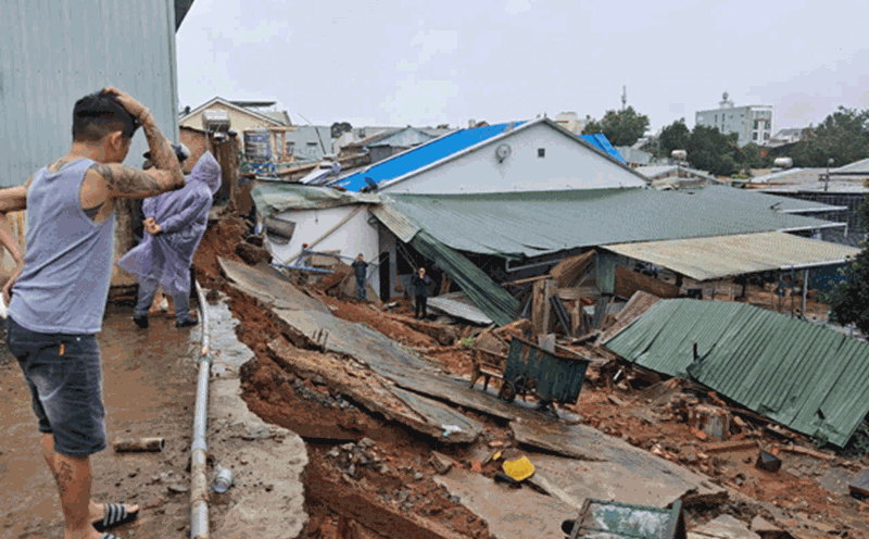 Heavy rain and weak soil caused the long concrete walls to collapse. Photo: Thanh Tuan